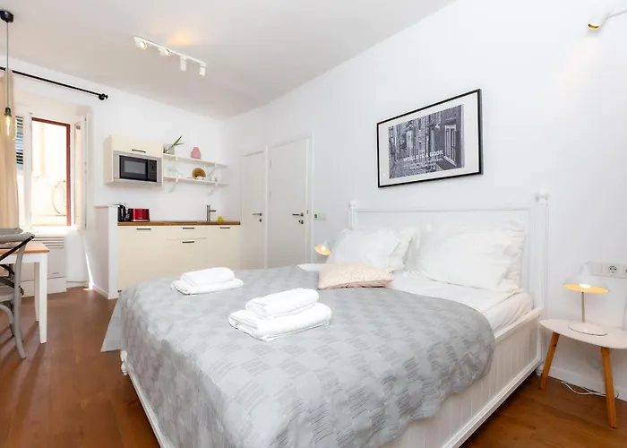 Historic Alley By Irundo Ρόβινι