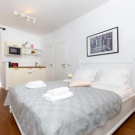 Historic Alley By Irundo 로비니